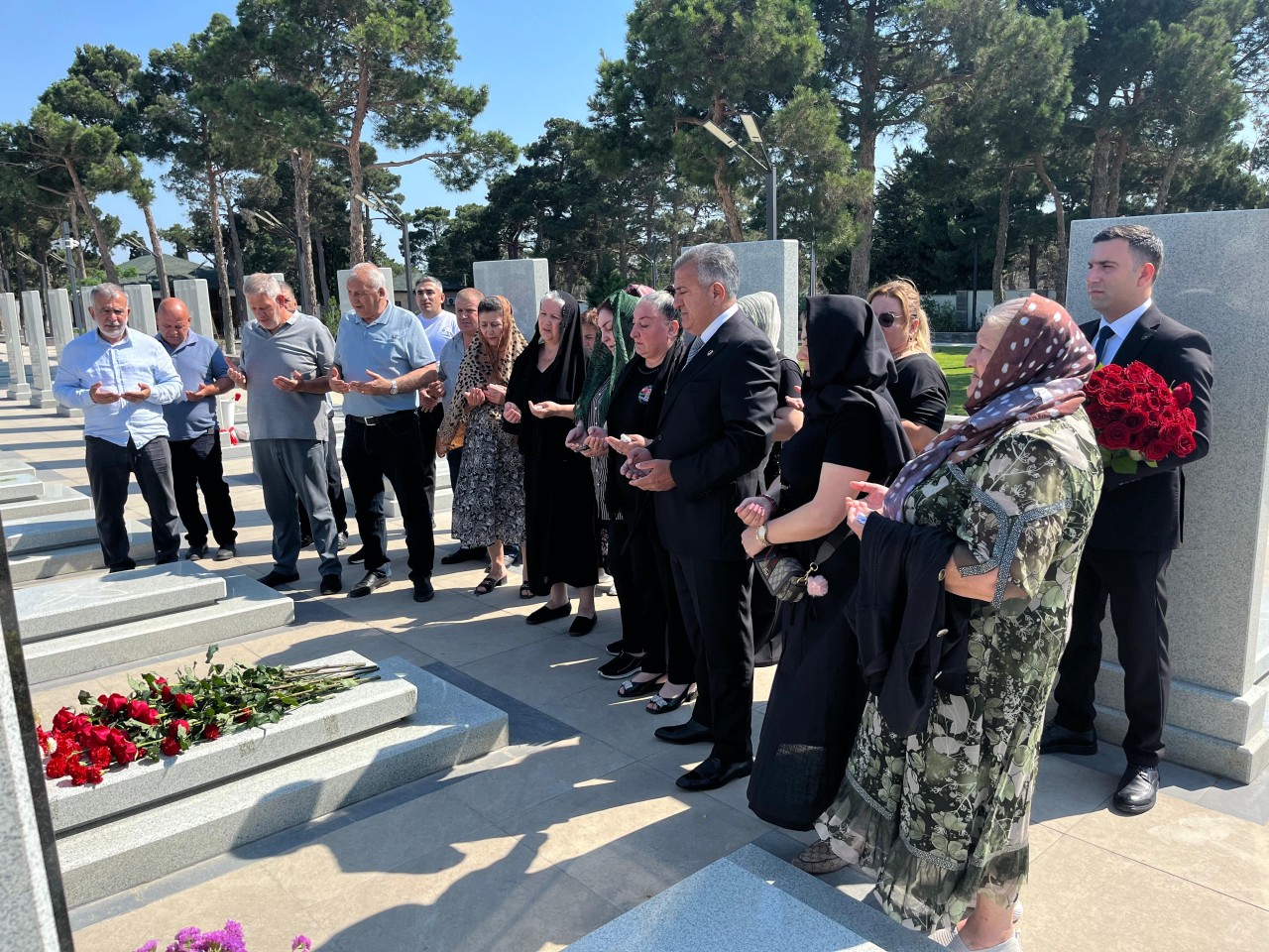 Abdin Fərzəliyev şəhidləri və onların ailə üzvlərini ziyarət edib - FOTOLAR